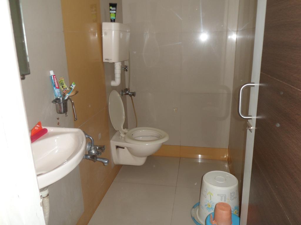 Hotel Atithi Ахмедабад Екстериор снимка
