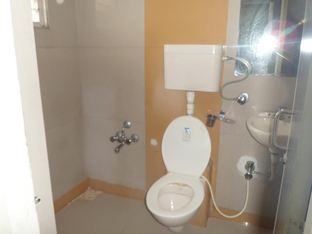 Hotel Atithi Ахмедабад Екстериор снимка