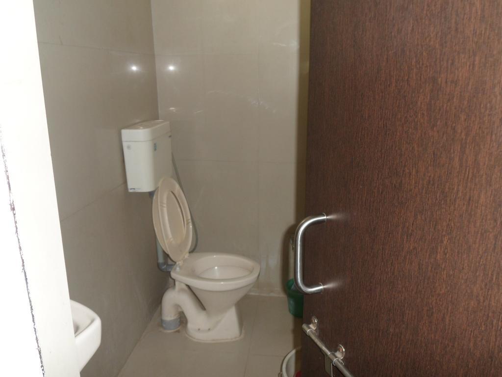 Hotel Atithi Ахмедабад Екстериор снимка