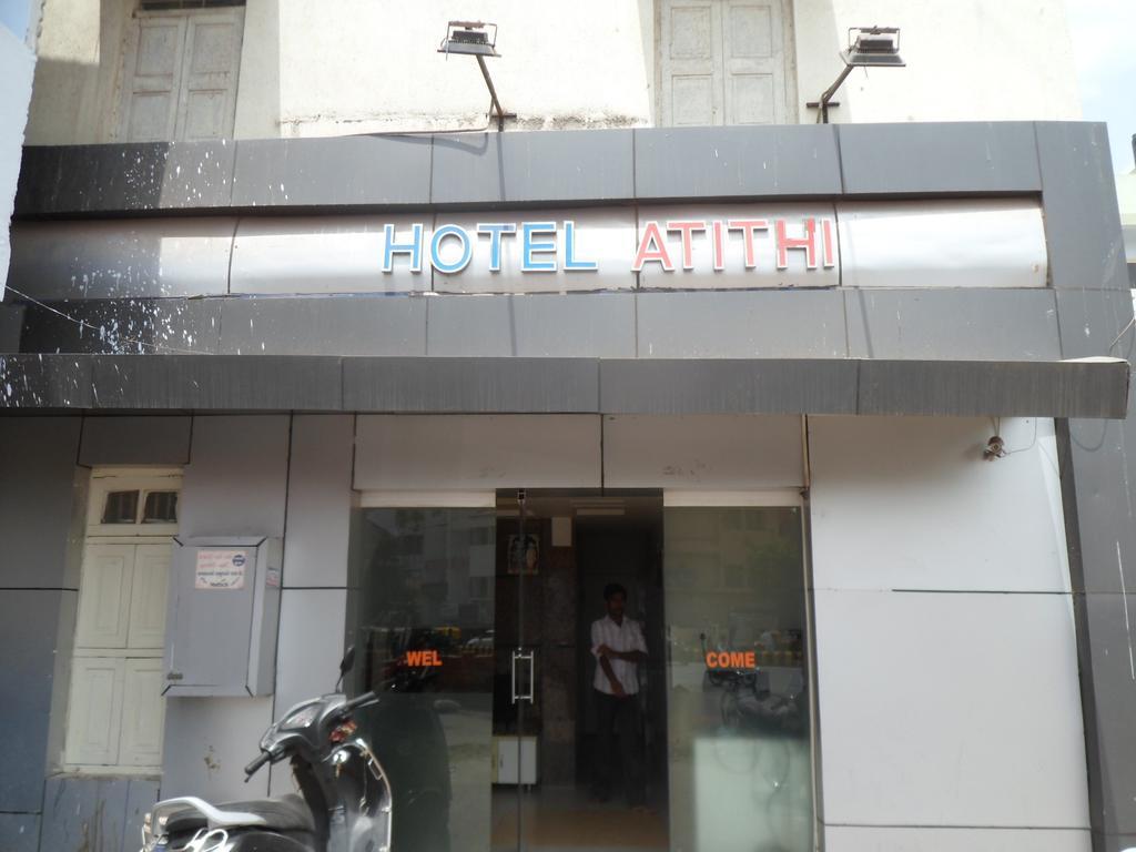 Hotel Atithi Ахмедабад Екстериор снимка