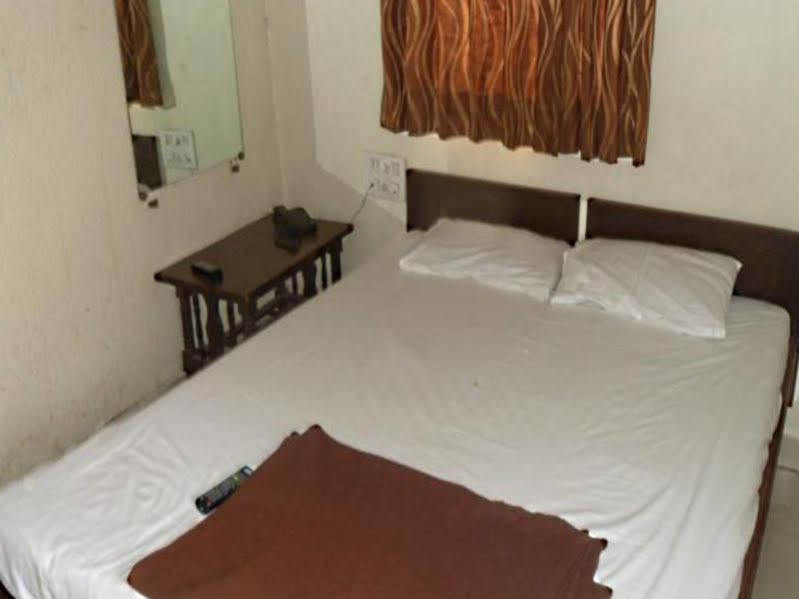 Hotel Atithi Ахмедабад Екстериор снимка