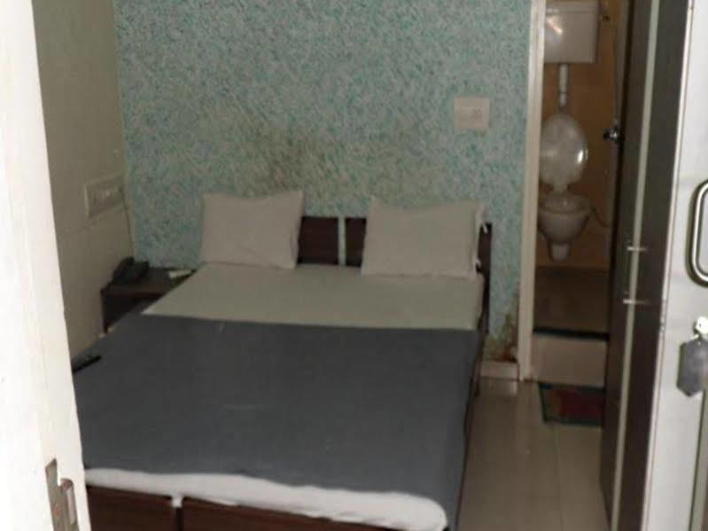 Hotel Atithi Ахмедабад Екстериор снимка
